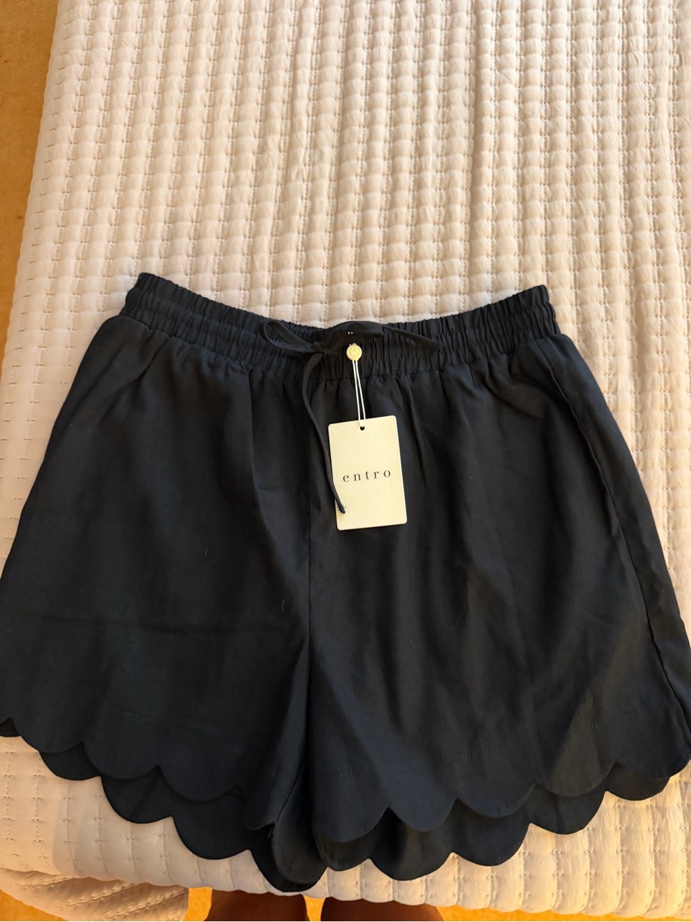 entro Black High-Waist Scalloped Hem Women's Shorts. Length is 15” waist.